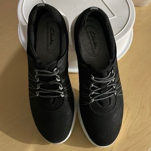 NWOT Clarks walking shoes size 6 1/2 M